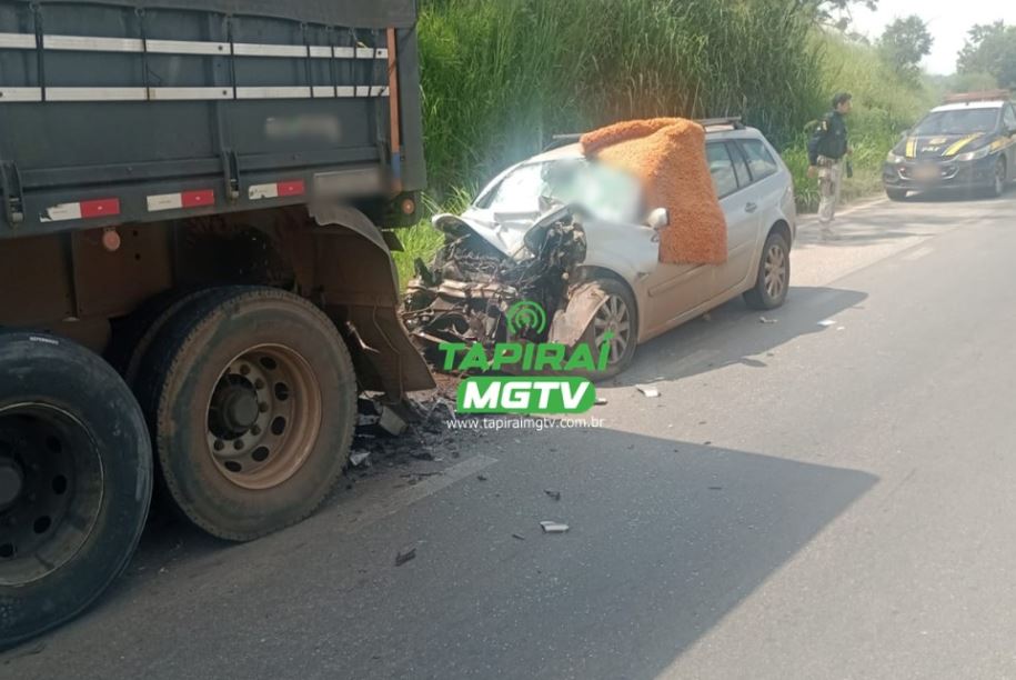 Motorista morre após acidente entre carro e carreta na BR-262