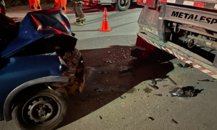 Corpo de Bombeiros é acionado após colisão entre automóvel e carreta em Formiga