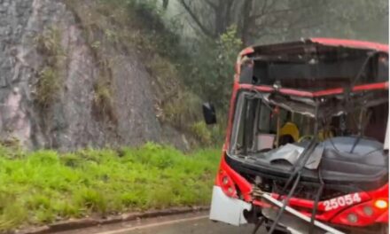 Mais de 20 pessoas ficam feridas após acidente envolvendo ônibus e carreta na MG-030