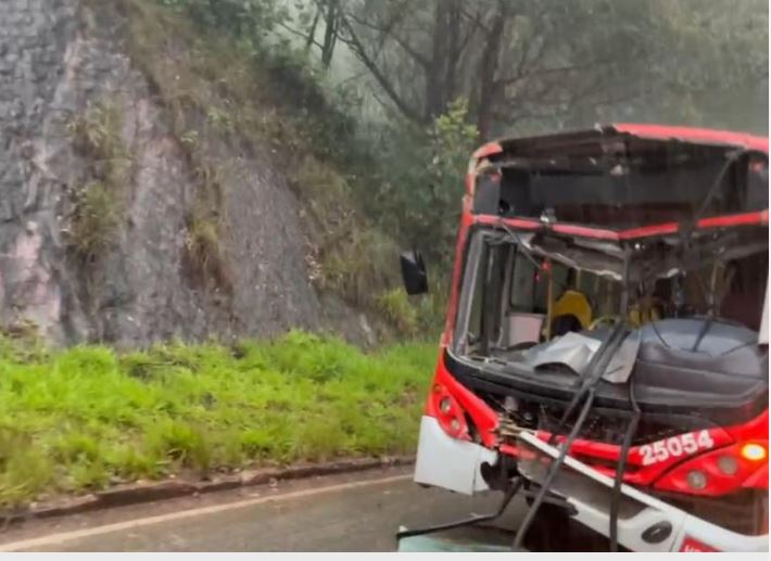 Mais de 20 pessoas ficam feridas após acidente envolvendo ônibus e carreta na MG-030