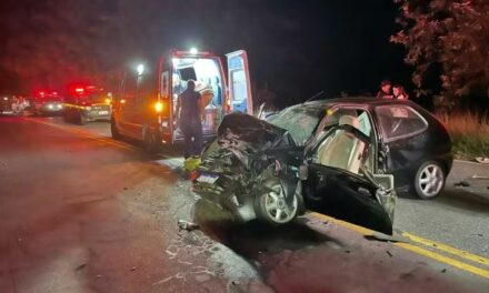 Colisão entre carro e caminhão mata criança de 2 anos e deixa feridos presos às ferragens no Sul de MG