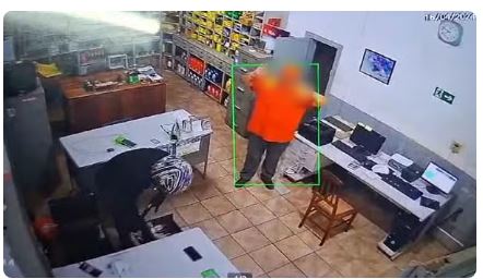 Câmeras registram assalto à mão armada em posto de combustíveis em Carmo do Rio Claro