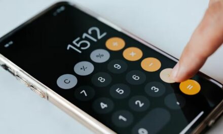 Mulher descobre traição em app de calculadora