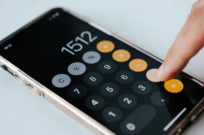 Mulher descobre traição em app de calculadora