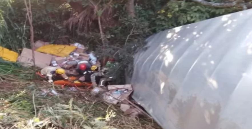 Carreta dos Correios cai em barranco de 50 metros em Carmópolis de Minas