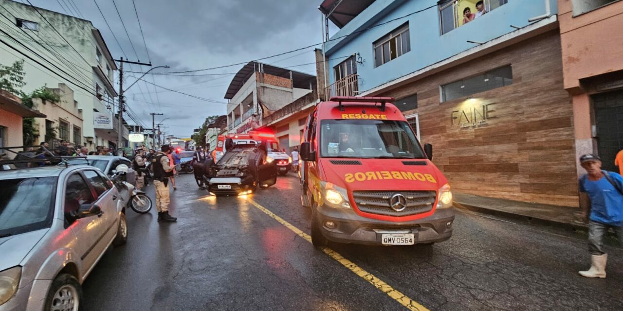 Carro capota após colisão com outro veículo na Abílio Machado, em Formiga