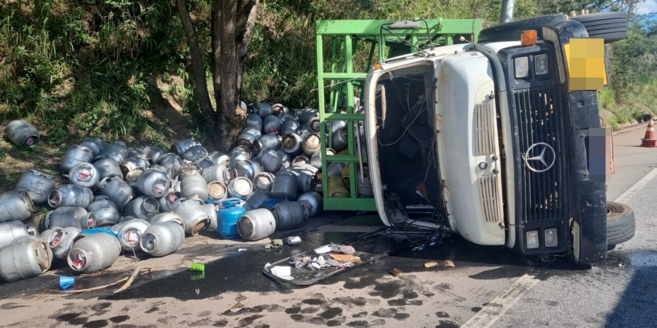 Carreta carregada com gás de cozinha tomba na BR-262, em Pará de Minas