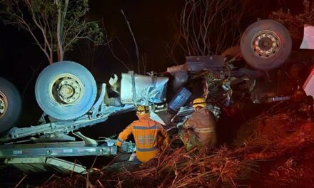 Carreta capota e deixa uma vítima fatal na MG-050, em Capitólio