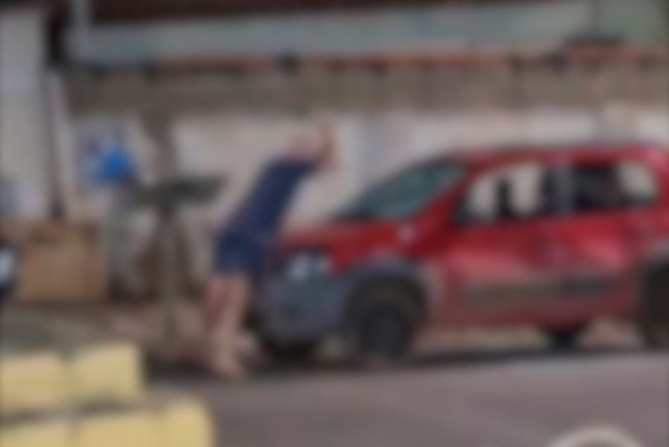 Homem é preso após danificar veículo com marreta em Bambuí