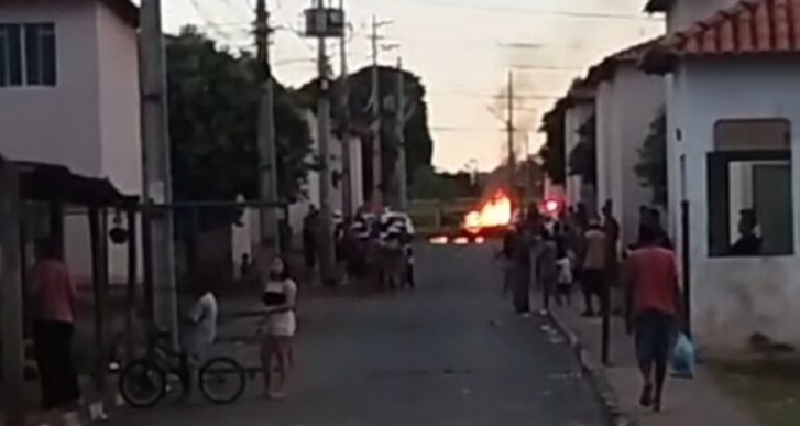 Homem é agredido e tem carro incendiado em Passos