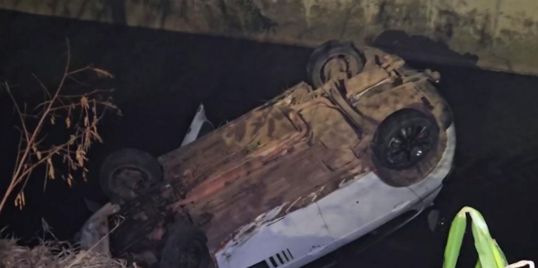 Suspeito de estuprar jovem foge da PM, capota carro e é preso