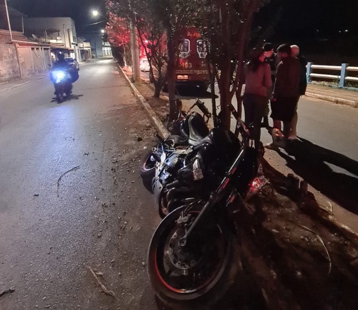 Moto colide contra árvore na avenida Tabelião Juca Almeida, em Formiga