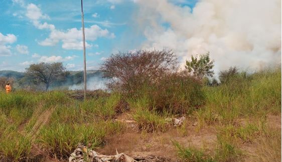 Corpo de Bombeiros é acionado para combater incêndio em Arcos