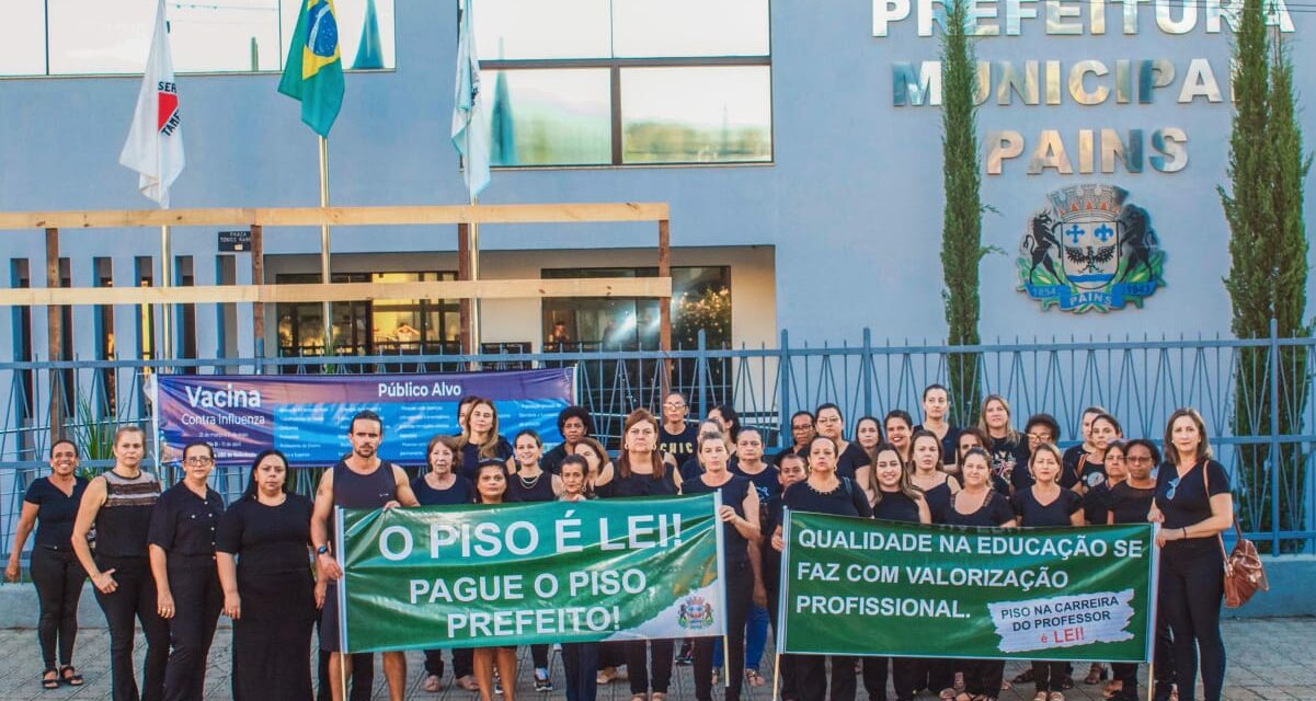 Em Pains, professores municipais exigem que prefeito pague piso salarial