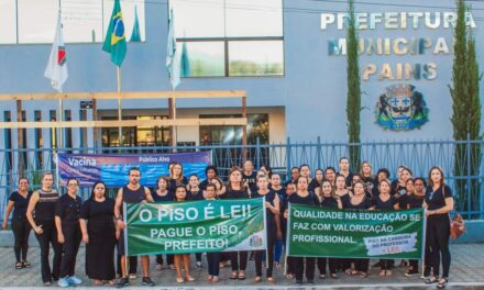 Em Pains, professores municipais exigem que prefeito pague piso salarial
