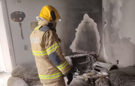 Celular explode, incendeia casa e homem sofre intoxicação devido a fumaça, em Poços de Caldas