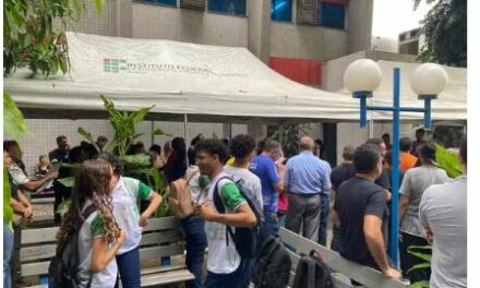 Ao menos 42 universidades federais e 50 institutos estão em greve