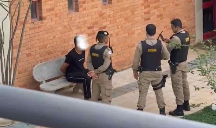 Homem entra na PUC Minas aos berros, xinga alunos de ‘vagabundos’ e é detido