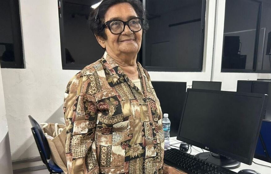 Idosa de 90 anos começa a estudar jornalismo, após cinco graduações concluídas