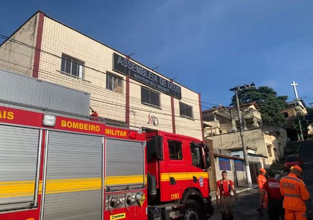 Mulher esquece frango no forno e igreja pega fogo