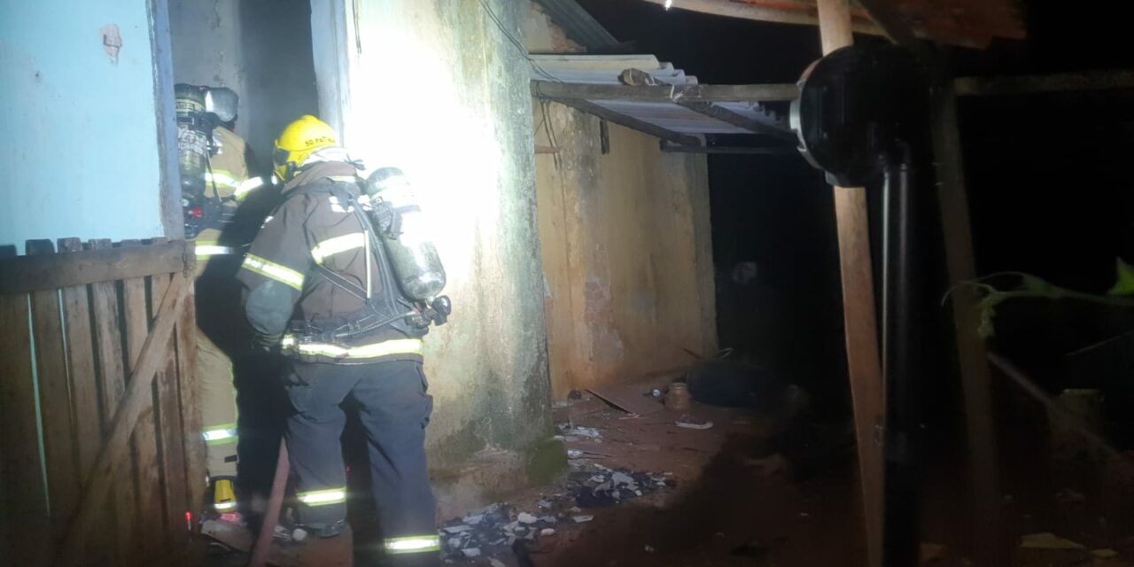 Incêndio é registrado em residência na comunidade Lagoa Bonita, em Iguatama