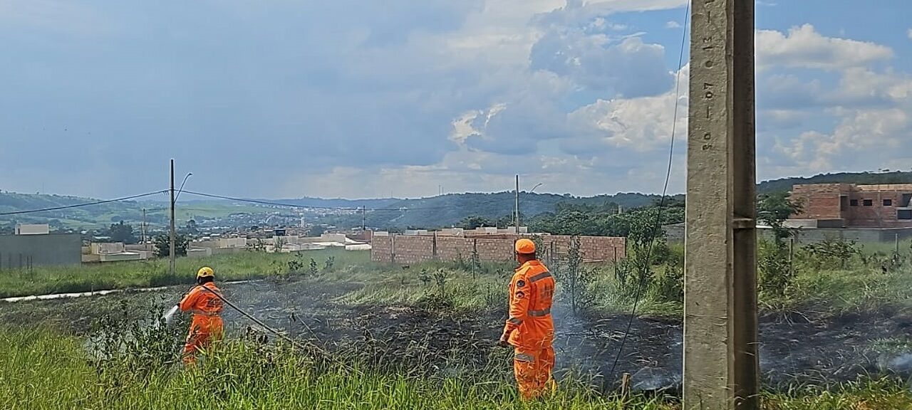 Bombeiros combatem incêndio em lote vago no bairro Dom Couto, em Formiga