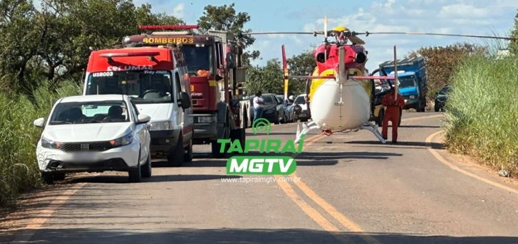 Motorista é socorrido de helicóptero após caminhão tombar na MG-164, em Martinho Campos