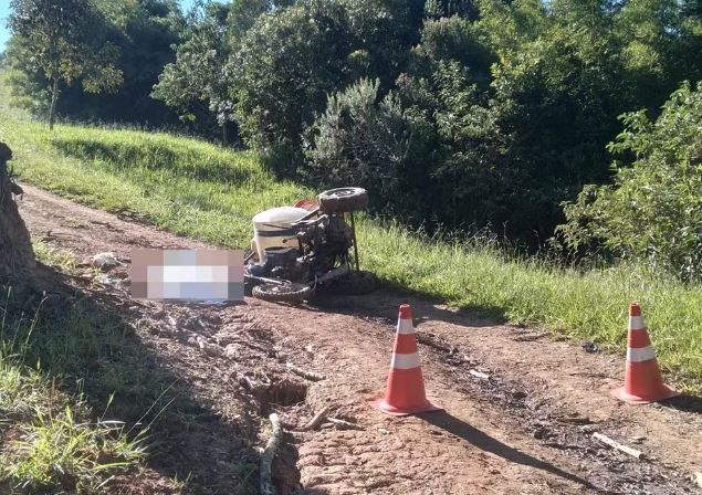 Jovem de 23 anos morre após moto adaptada capotar no Sul de Minas