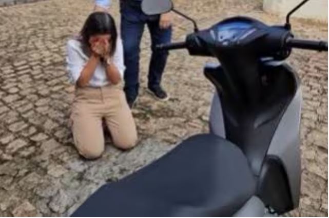 Professora que teve moto queimada por aluno ganha novo veículo: ‘quis desistir’