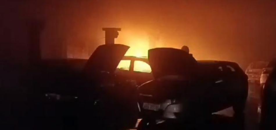 Incêndio destrói carros em oficina de Venda Nova, em BH