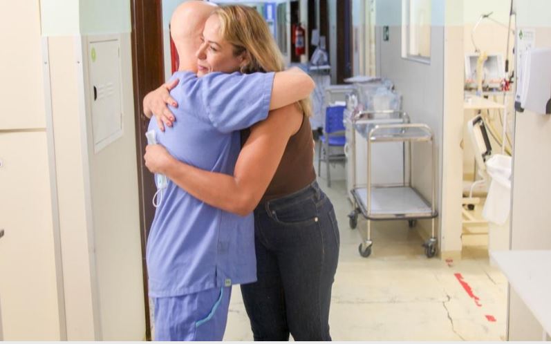 Paciente fica com plaqueta zerada, passa 5 dias na UTI, se recupera e volta a hospital pra agradecer