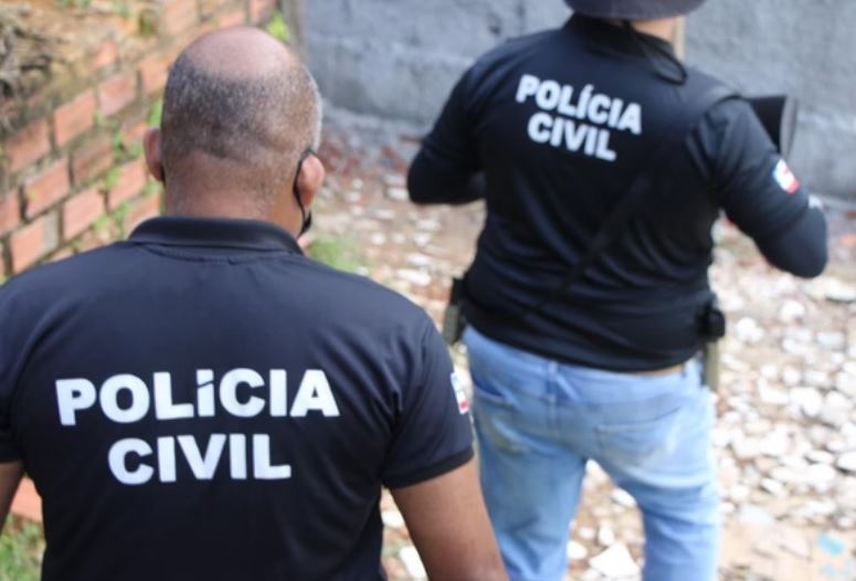 Jovem mata e corta a mão da mãe para sacar dinheiro dela