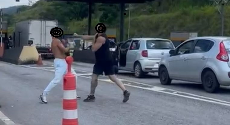 Briga entre dois homens é registrada em praça de pedágio na MG-050