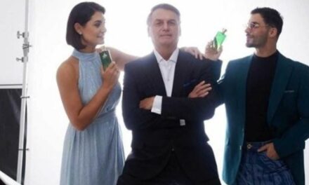 Loja que vende perfume de Bolsonaro é fechada após golpe, afirma maquiador