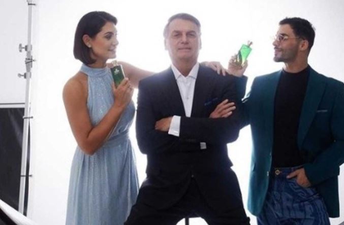 Loja que vende perfume de Bolsonaro é fechada após golpe, afirma maquiador