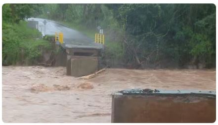 Ponte é levada pela água durante gravação de prefeita alertando sobre temporal no RS