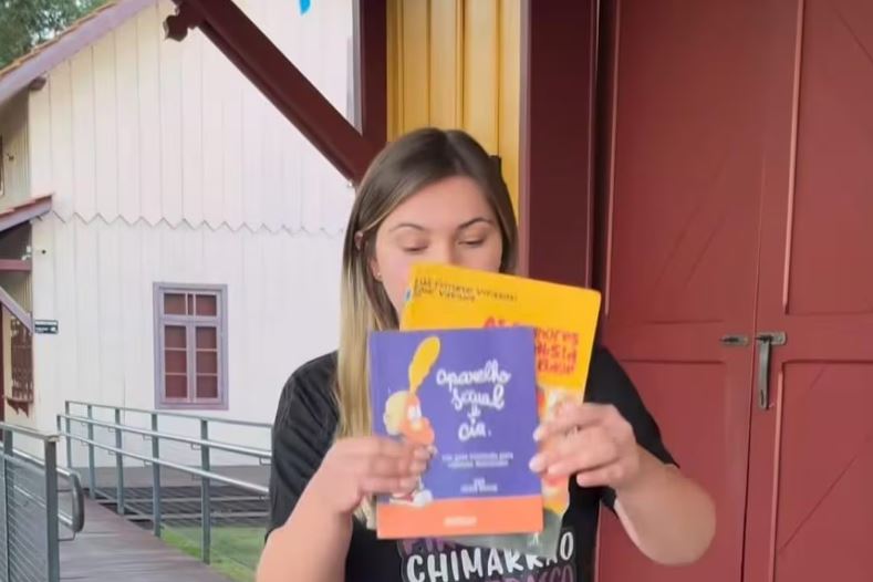 Prefeita de cidade de Santa Catarina joga livros no lixo e cita ‘valores da família’