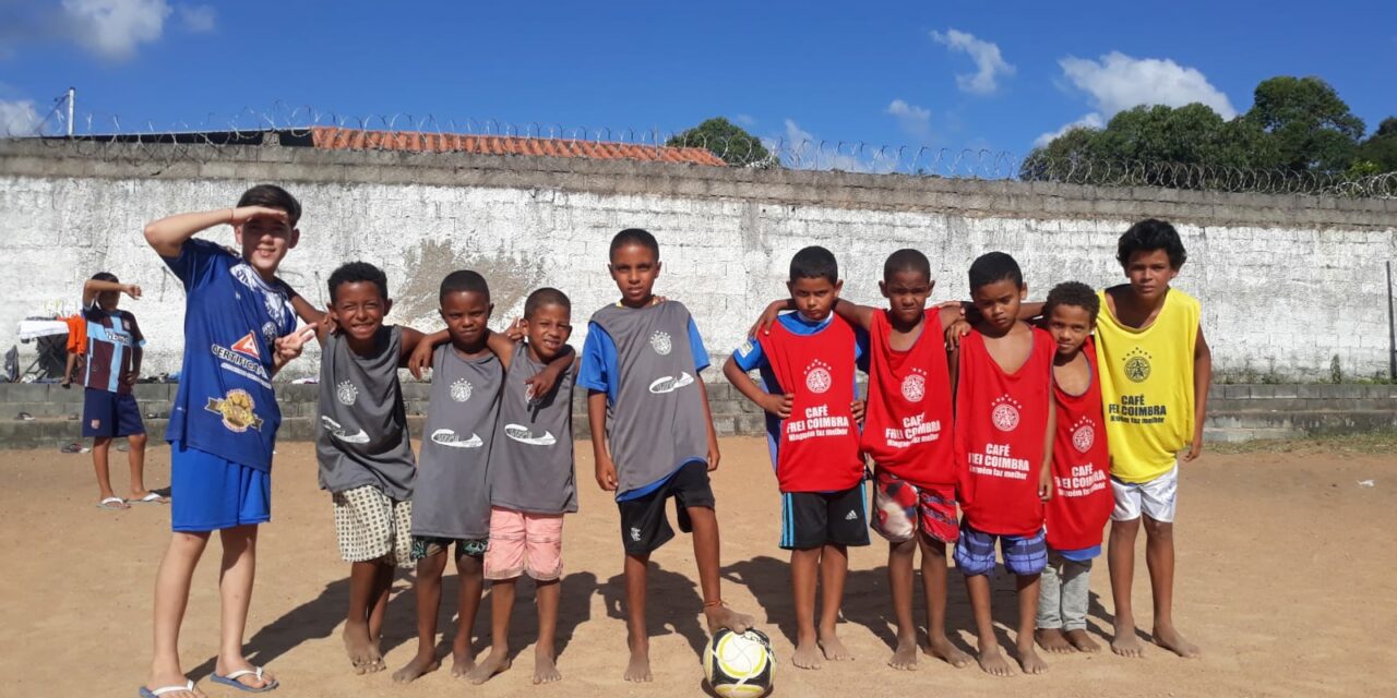 Crianças participam de Torneio de Futebol de Areia no bairro Geraldo Veloso