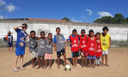 Crianças participam de Torneio de Futebol de Areia no bairro Geraldo Veloso