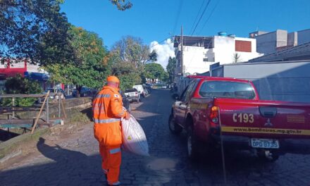 Bombeiros aplicam serragem nas ruas General Carneiro e Tonico Murura, após derrapagem de moto