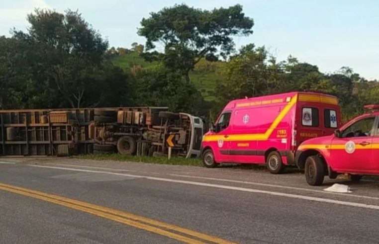 Carreta tomba e três ficam feridos na BR-494, em Oliveira