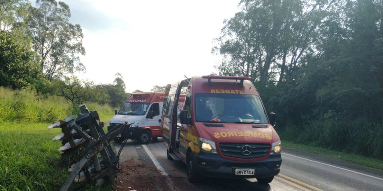 Homem fica ferido após colisão entre trator e carreta na MG-050, em Formiga