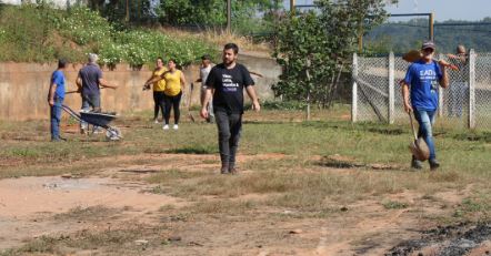 Colaboradores da FUOM realizam plantio de mudas doadas pelo reitor do Unifor-MG