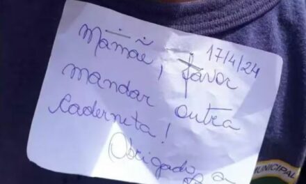 Professora grampeia bilhete em uniforme de criança de 5 anos