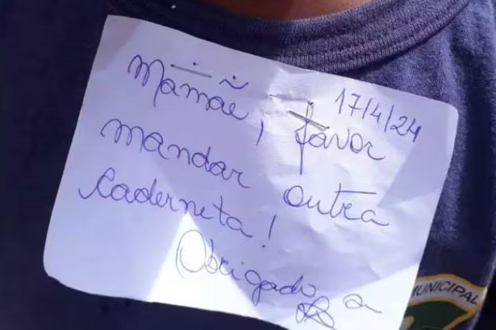 Professora grampeia bilhete em uniforme de criança de 5 anos