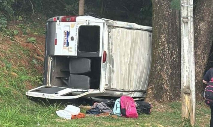Van escolar com 15 adolescentes cai em barranco em Nova Lima