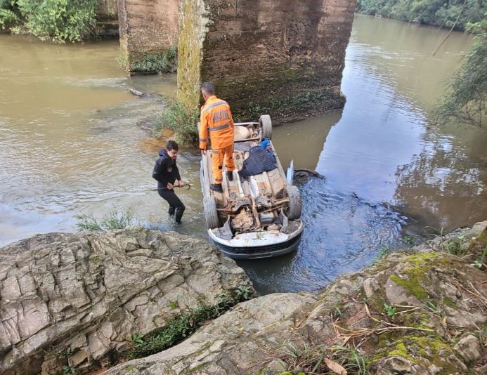 Veículo cai de ponte e homem morre em São Roque de Minas