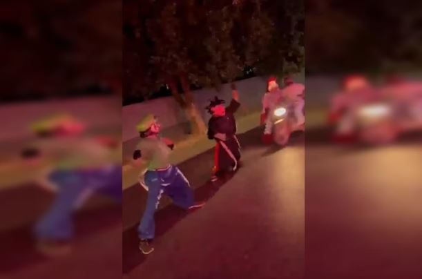 Goku da Carreta Furacão é atropelado por moto ao dançar em rua