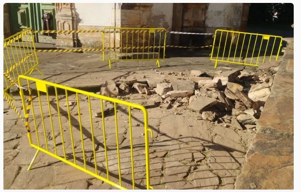 Carro em alta velocidade bate e destrói parte do muro da Igreja São Francisco de Assis em Ouro Preto