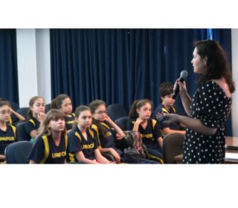 Alunos do Colégio Unifor participam de palestra sobre bullying